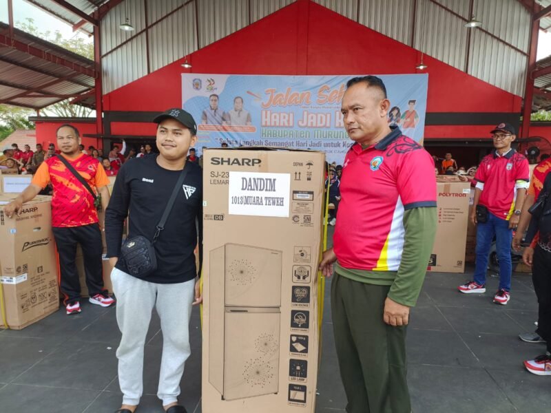 Keterangan foto : Perwira Penghubung (Pabung) Kodim 1013 Muara Teweh Mayor Infa Heru Widodo saat menyerahkan hadiah dari Dandim 1013 Muara Teweh di panggung alun alun jorih jerah Puruk Cahu, Minggu (28/7/2024).