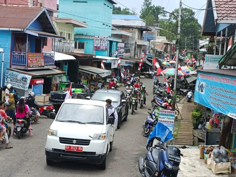 Unsur Tripika Kecamatan Murung Kabupaten Murung Raya saat berkeliling di dalam Kota Puruk Cahu,saat menghimbau warga untuk memasang Bendera Merah Putih, Rabu (7/8/2024). 