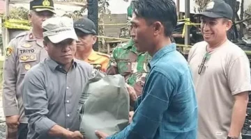 Ketua DPRD Mura Rumiadi Tinjau dan Serahkan Bantuan Kepada Korban Kebakaran