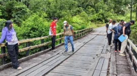 Ketua DPRD Kabupaten Murung Raya, H. Rumiadi, S.E., S.H., M.H., Saat meninjau langsung ke lapangan di dampingi warga setempat.