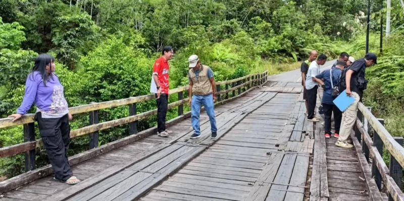 Ketua DPRD Kabupaten Murung Raya, H. Rumiadi, S.E., S.H., M.H., Saat meninjau langsung ke lapangan di dampingi warga setempat.