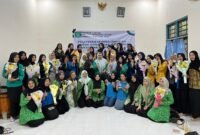 Wakil ketua I DPRD Mura, Dina Maulidah foto bersama dengan peserta pelatihan.