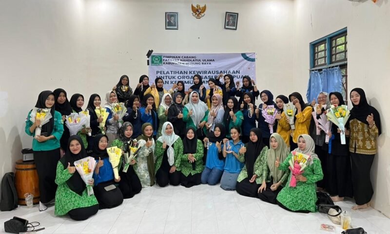 Wakil ketua I DPRD Mura, Dina Maulidah foto bersama dengan peserta pelatihan.