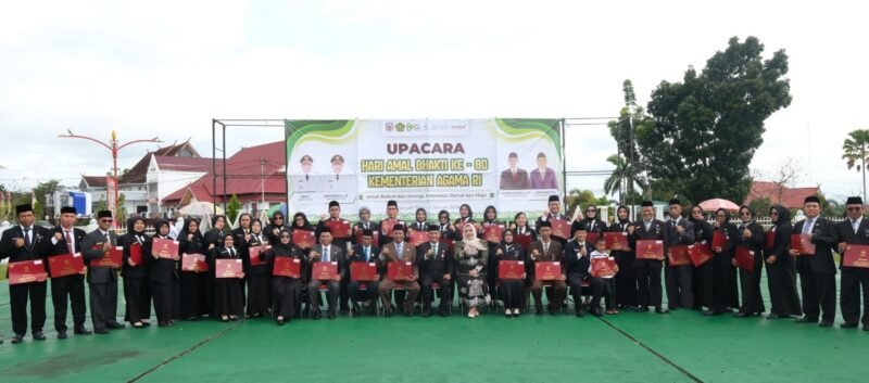 Wakil Ketua I DPRD Murung Raya Dina Maulidah ( Tengah ),  foto bersama usai Upacara HAB ke - 80 Kemenag RI.