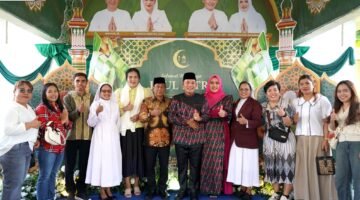 Inklusivitas Lembaga Legislatif, Wakil Ketua I DPRD Mura Sambut Warga di Hari Raya