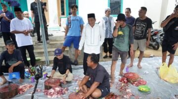 Pemkab Mura Apresiasi Semangat Gotong Royong Panitia Kurban di Masjid