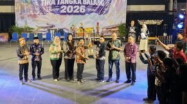 Wakil Ketua I DPRD Murung Raya, Dina Maulidah, S.HI. ( foto no 3 dari kanan. )