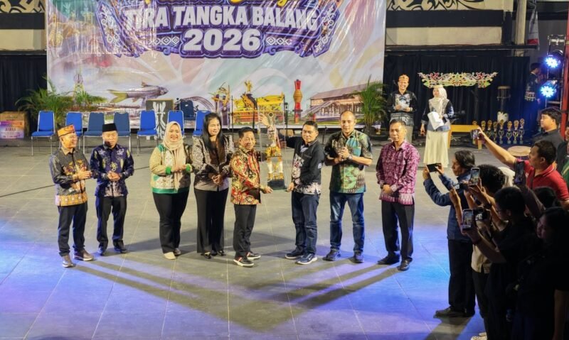 Wakil Ketua I DPRD Murung Raya, Dina Maulidah, S.HI. ( foto no 3 dari kanan. )