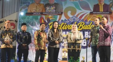 Ketua DPRD Kabupaten Murung Raya, H. Rumiadi, S.E., S.H., M.H. (Peci Hitam).