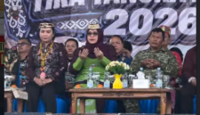 Wakil Ketua I DPRD Dina Maulidah, S.HI., mengikuti prosesi pembukaan Festival Budaya Tira Tangka Balang (TTB) 2026 di Alun-alun Jorih Jerah, Puruk Cahu.