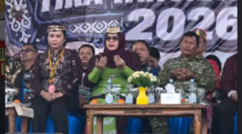 Wakil Ketua I DPRD Dina Maulidah, S.HI., mengikuti prosesi pembukaan Festival Budaya Tira Tangka Balang (TTB) 2026 di Alun-alun Jorih Jerah, Puruk Cahu.