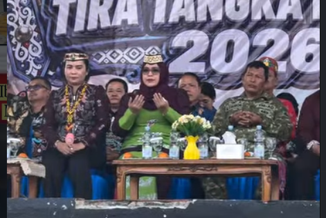 Wakil Ketua I DPRD Dina Maulidah, S.HI., mengikuti prosesi pembukaan Festival Budaya Tira Tangka Balang (TTB) 2026 di Alun-alun Jorih Jerah, Puruk Cahu.